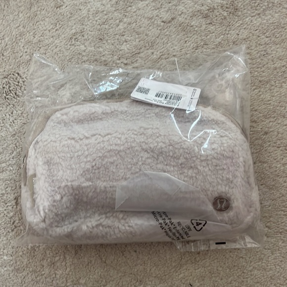 Lululemon Everywhere Fleece Belt Bag - Picture 3 of 3